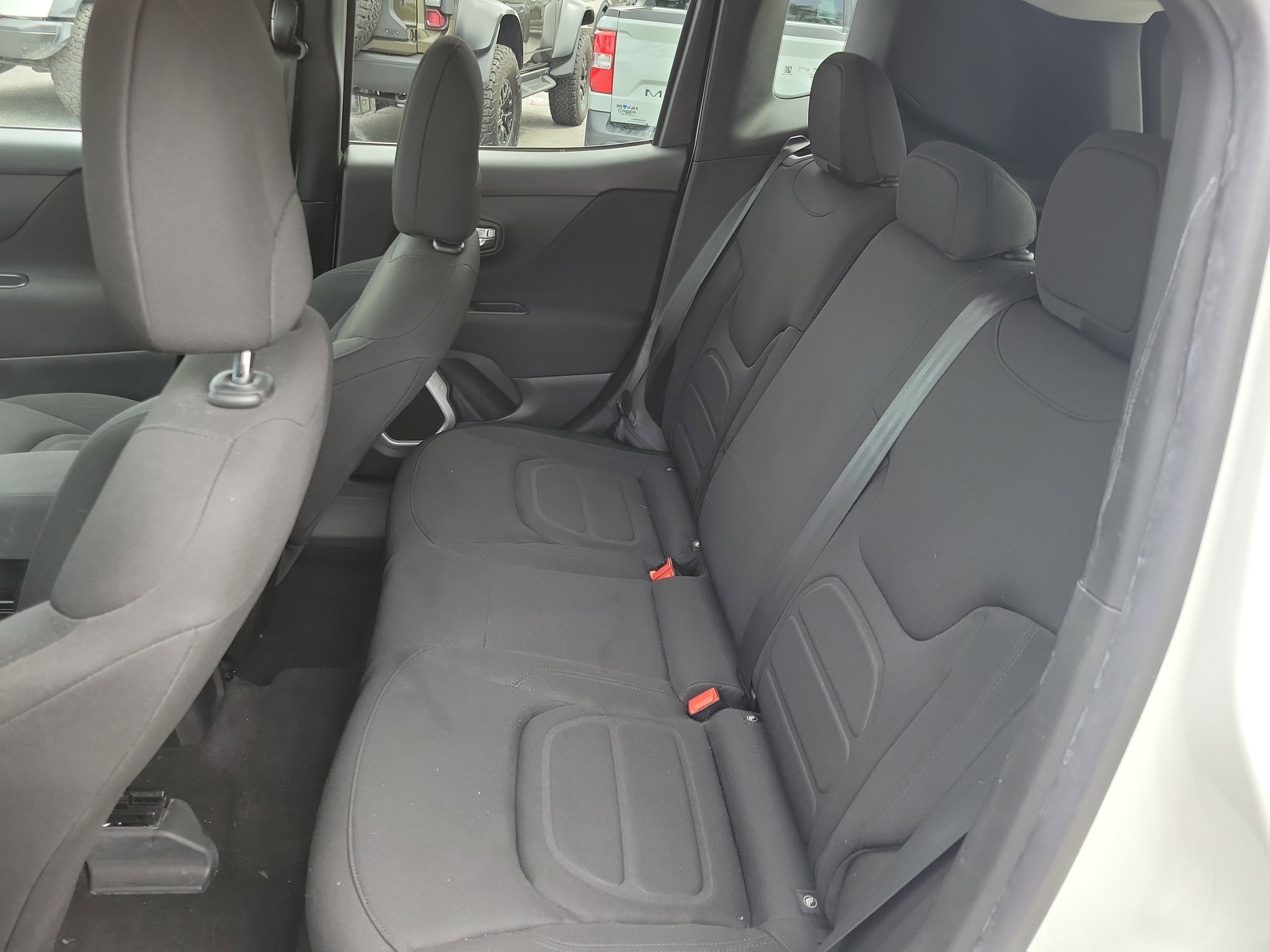 Used 2018 Jeep Renegade Latitude w/ Cold Weather Group image 23