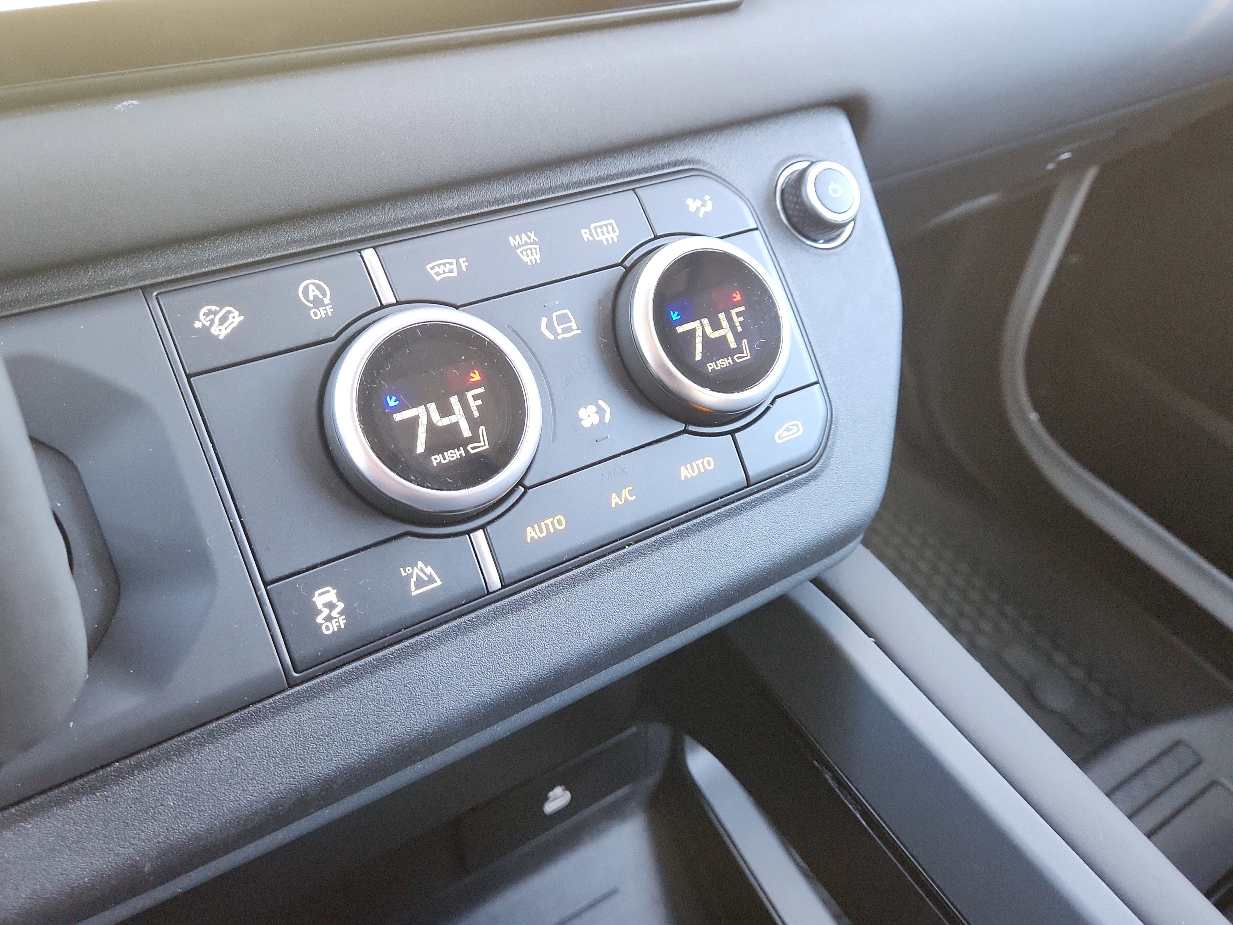 Used 2025 Land Rover Defender 90 S image 31