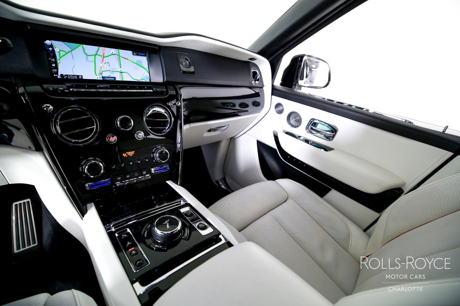 Used 2021 Rolls-Royce Cullinan Black Badge AWD/4WD image 15