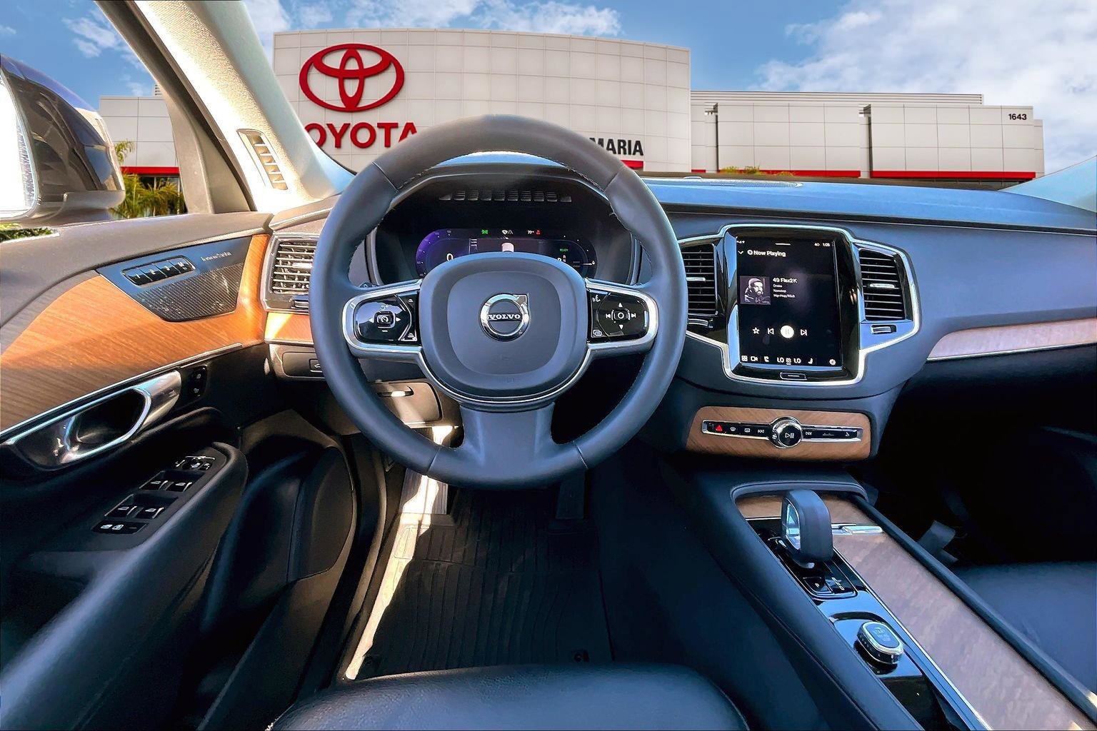 Used 2023 Volvo XC90 T8 Plus w/ Protection Package Premier image 5