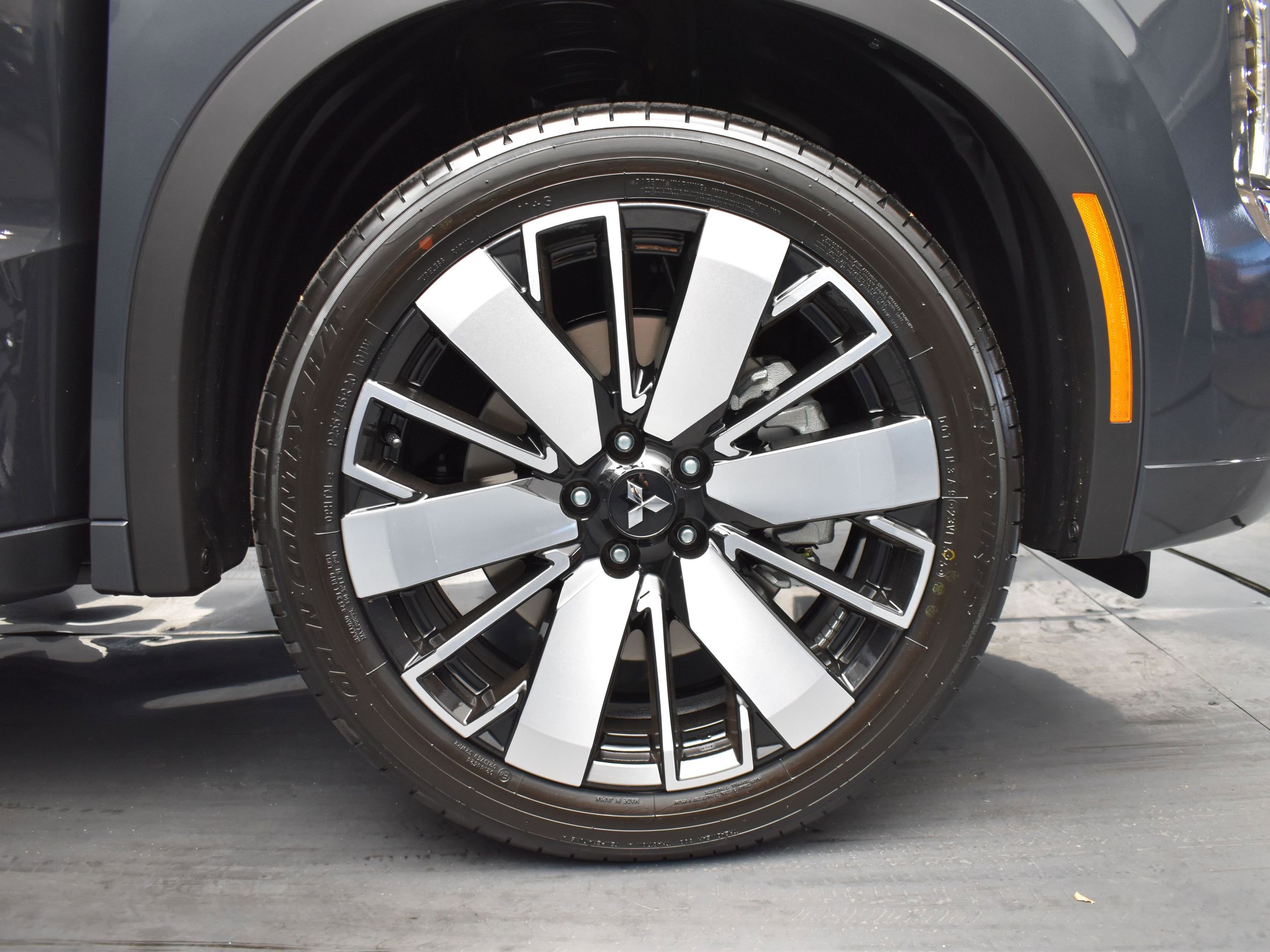 New 2025 Mitsubishi Outlander SEL image 5