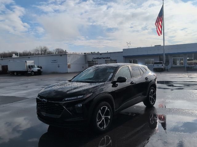 Used 2024 Chevrolet Trax RS FWD image 2