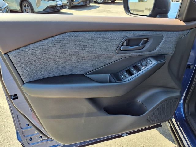 Used 2023 Nissan Rogue S image 11