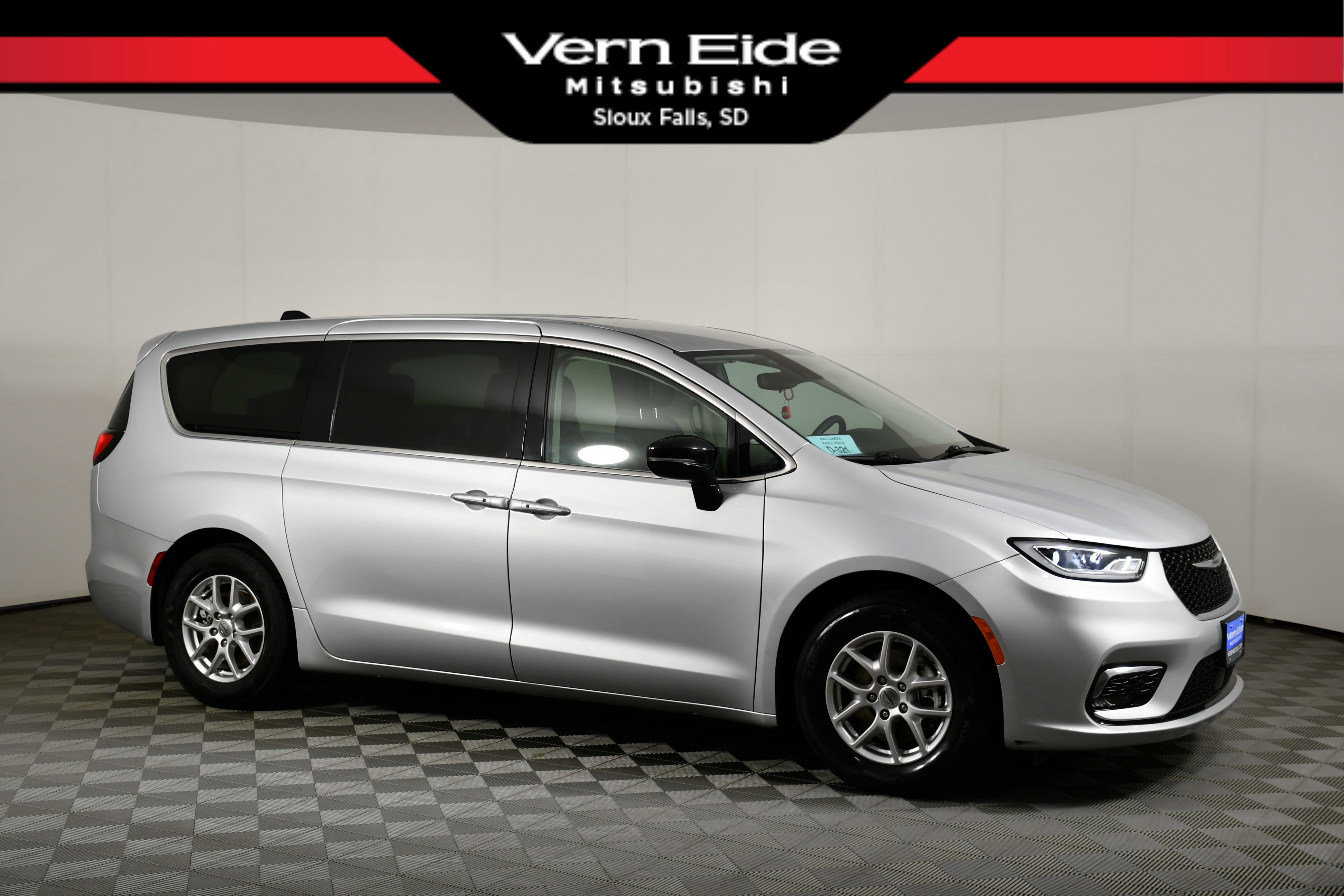 Used 2024 Chrysler Pacifica Touring-L image 1