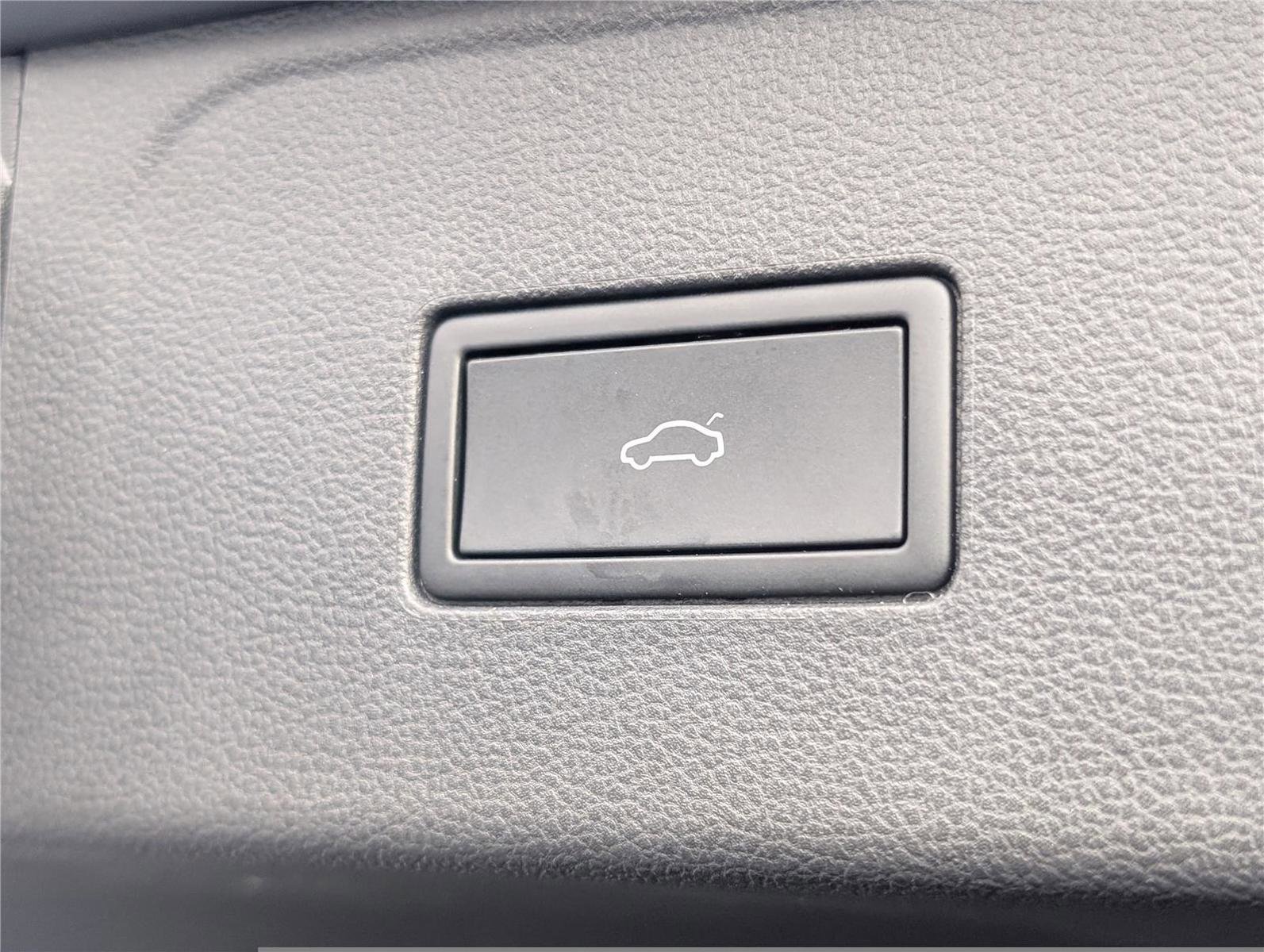 Used 2024 Volkswagen Atlas Peak Edition SE image 17