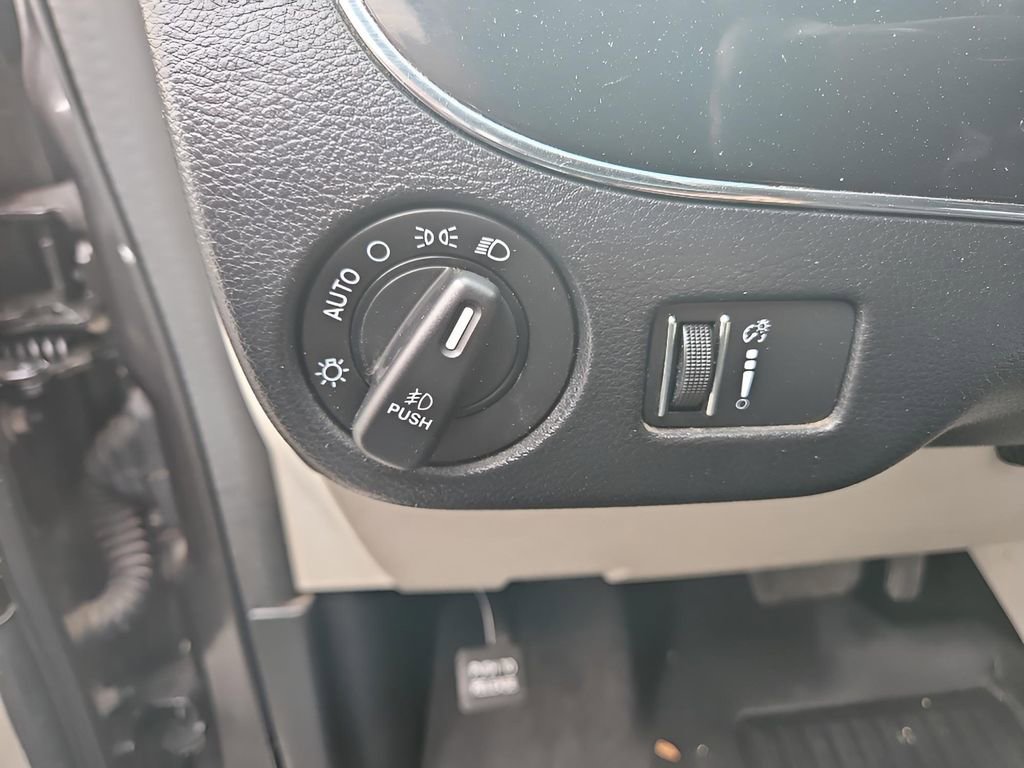 Used 2017 Dodge Grand Caravan SXT FWD image 19