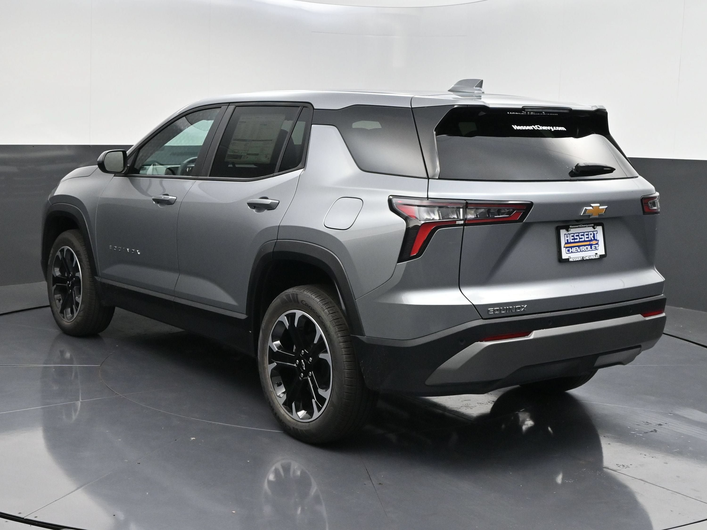 New 2027 Chevrolet Equinox LT w/ Convenience Package II FWD image 6