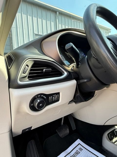 Used 2018 Chrysler Pacifica Touring Plus w/ Tire & Wheel Group FWD image 13