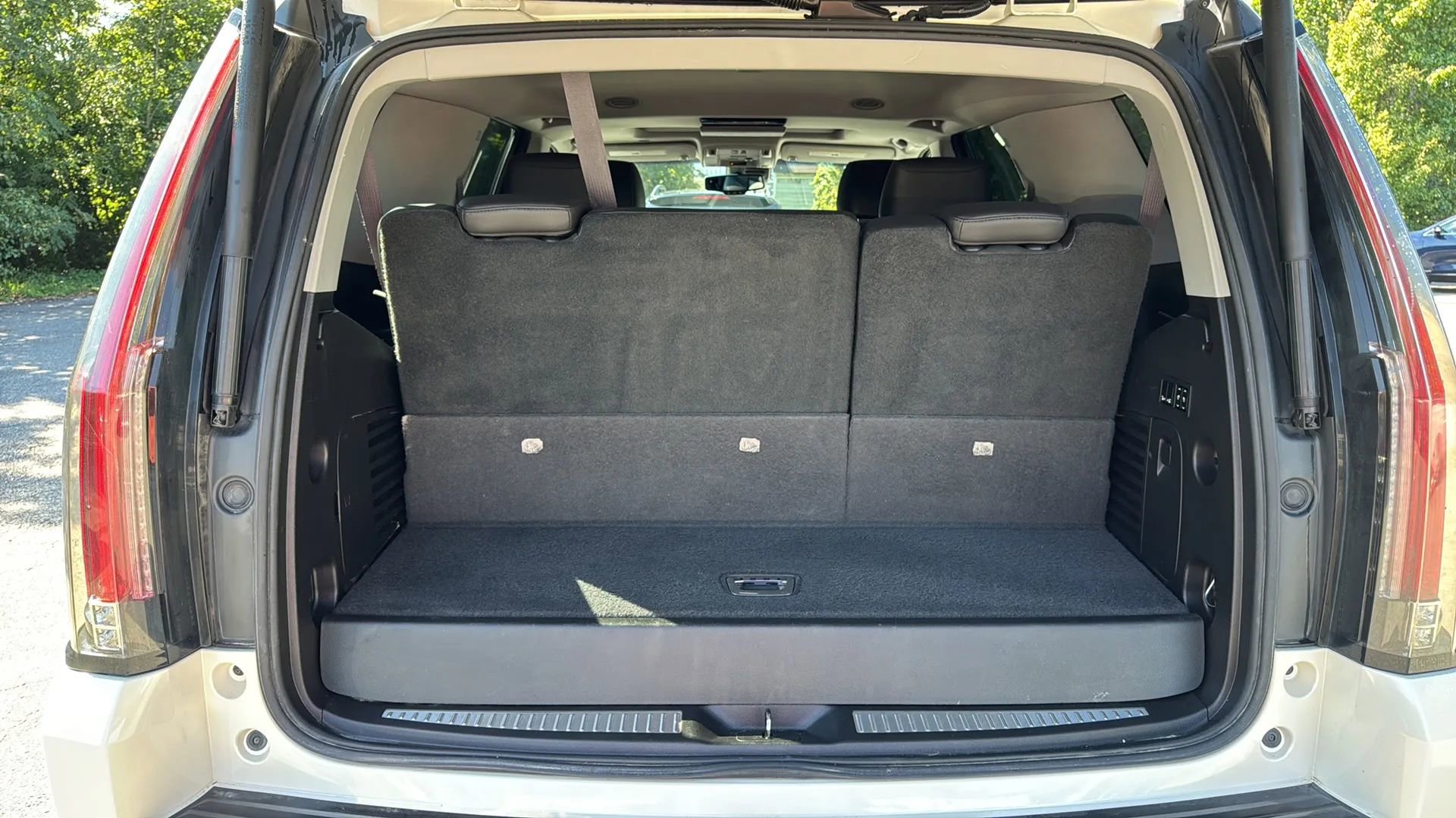 Used 2015 Cadillac Escalade Luxury image 14