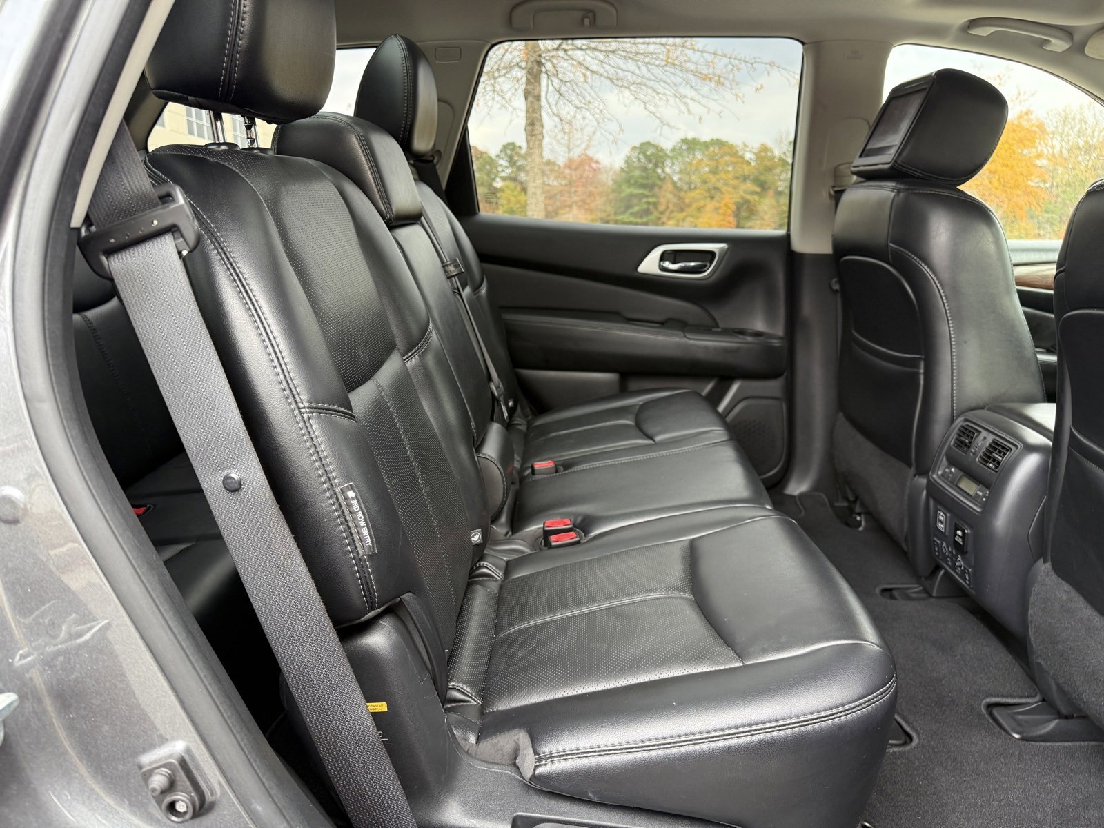 Used 2018 Nissan Pathfinder Platinum image 38