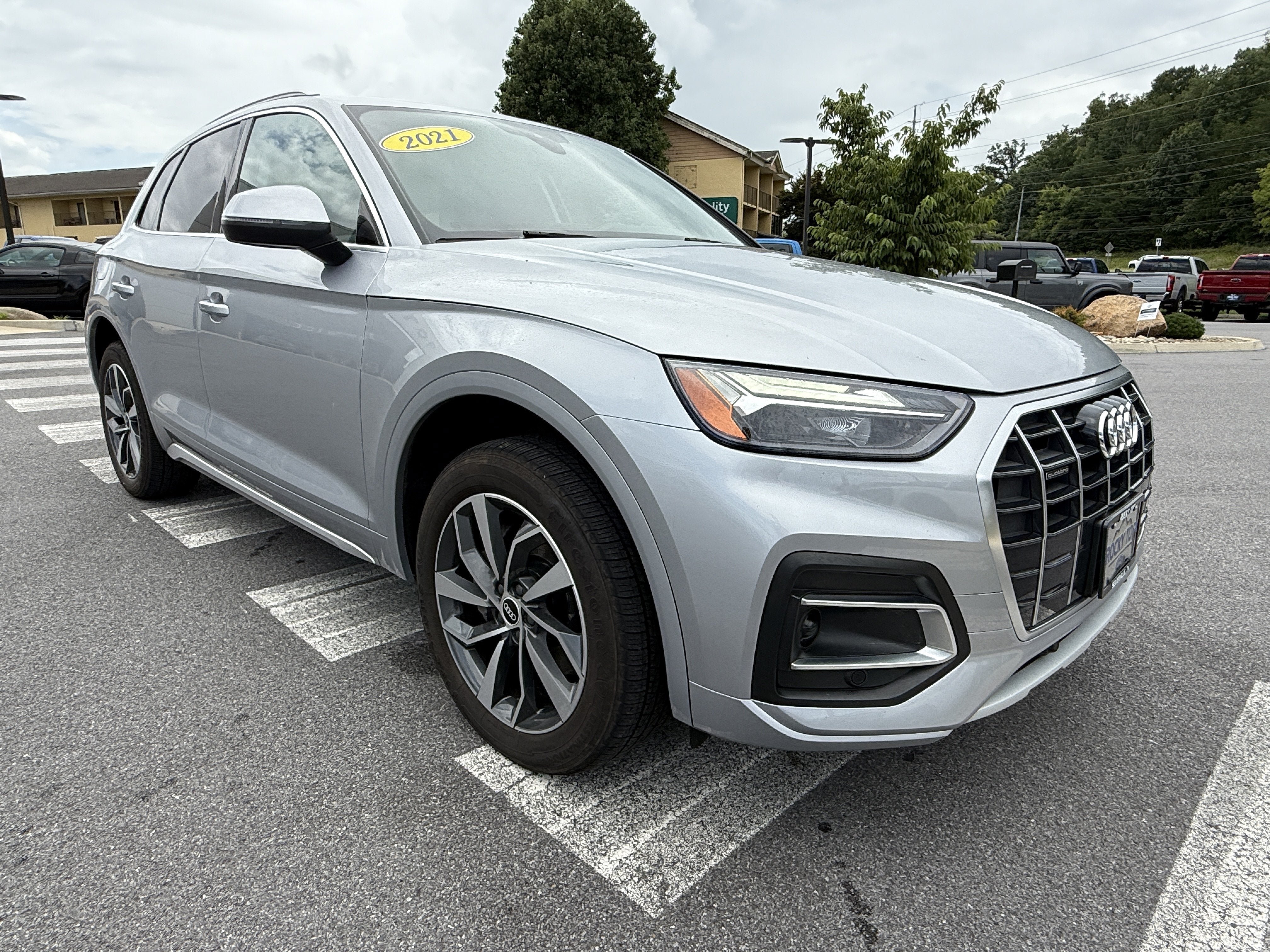 Used 2021 Audi Q5 2.0T Premium w/ Convenience Package AWD/4WD image 3