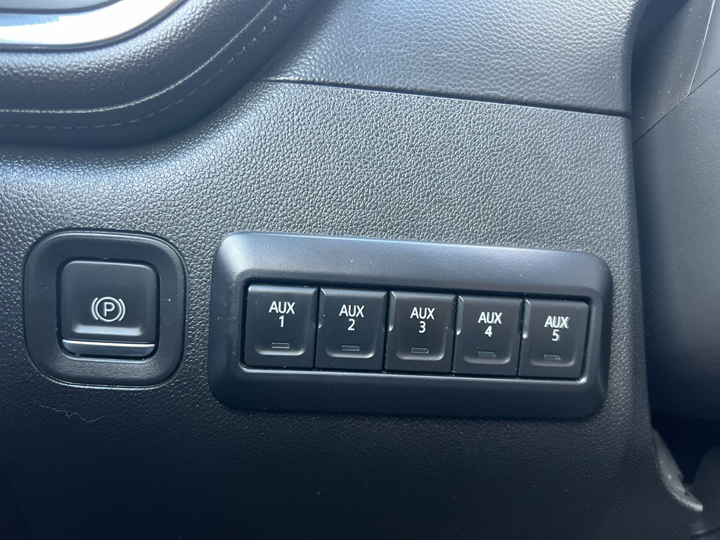 Used 2021 Chevrolet Silverado 2500 LTZ w/ LTZ Convenience Package AWD/4WD image 16