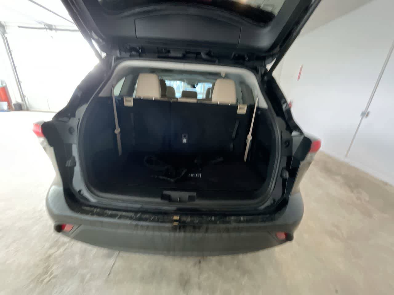 Used 2021 Toyota Highlander XLE AWD/4WD image 25
