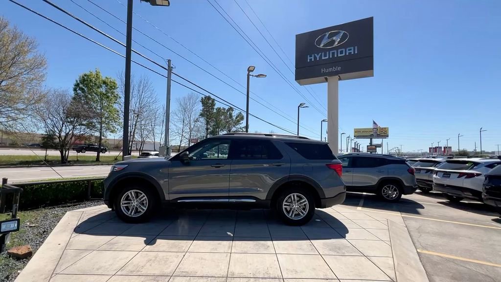 Used 2024 Ford Explorer XLT image 3