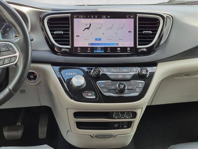 Used 2022 Chrysler Pacifica Touring-L FWD image 14