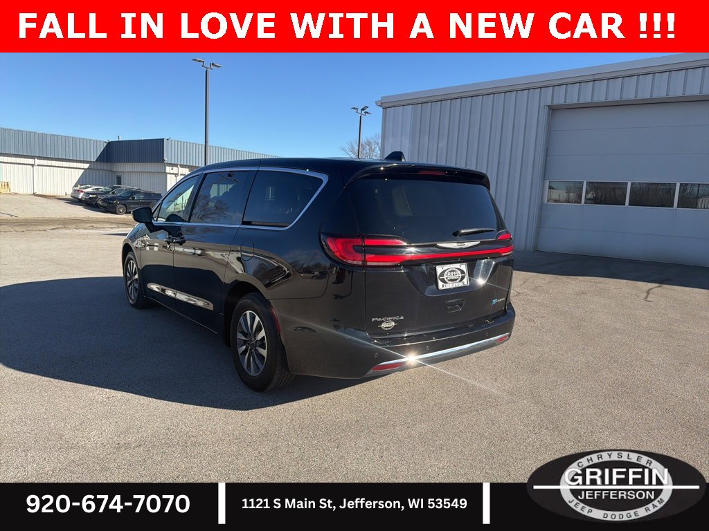 Used 2024 Chrysler Pacifica Select image 12