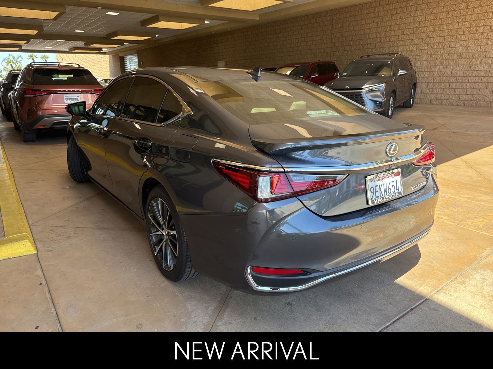Used 2023 Lexus ES 300h w/ Premium Package image 4
