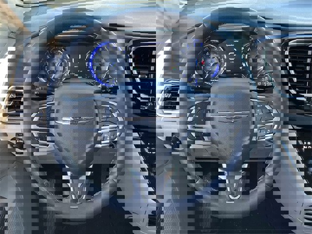 Used 2024 Chrysler Pacifica Touring-L image 11