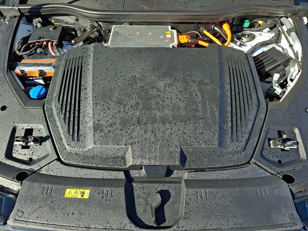 Used 2024 Audi Q8 e-tron Premium Plus image 29