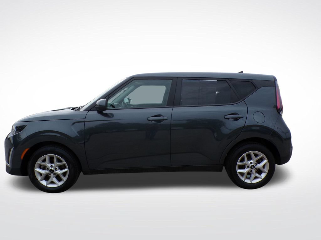 Used 2024 Kia Soul LX w/ Option Group 015 FWD image 2