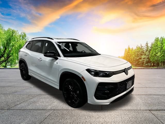 Certified 2025 Volkswagen Tiguan SE R-Line image 2