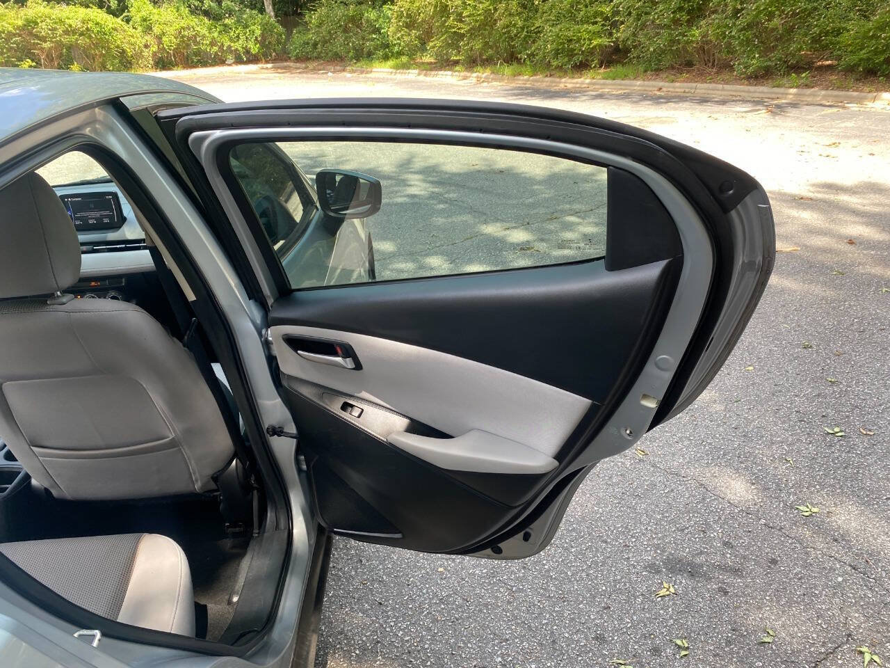 Used 2019 Toyota Yaris LE FWD image 40