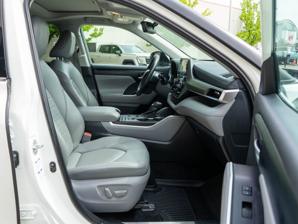 Used 2021 Toyota Highlander XLE AWD/4WD image 10