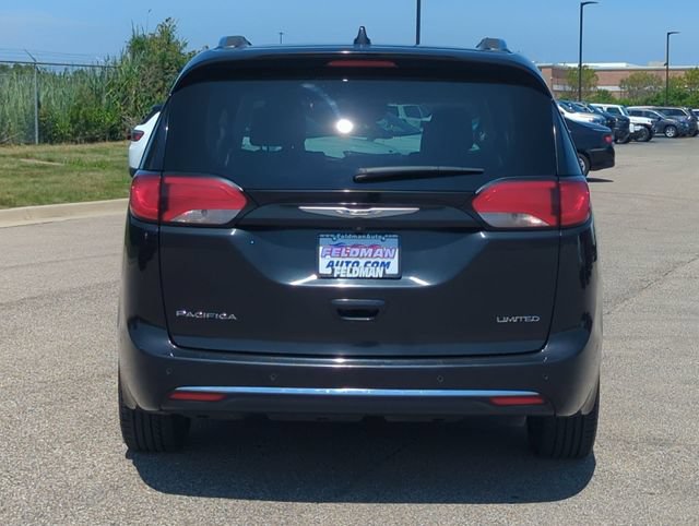 Used 2020 Chrysler Pacifica Limited w/ Tire & Wheel Group FWD image 4