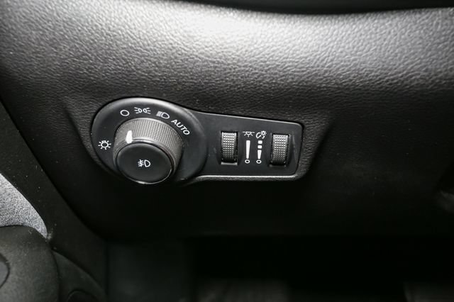 Used 2024 Jeep Compass Latitude AWD/4WD image 32