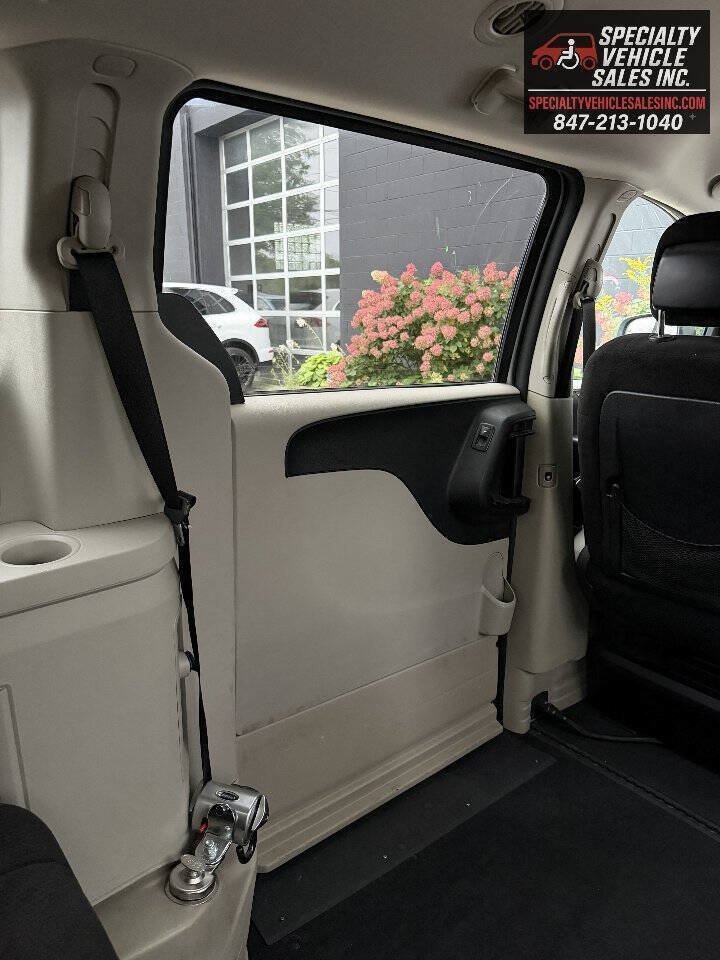 Used 2013 Dodge Grand Caravan SXT FWD image 32