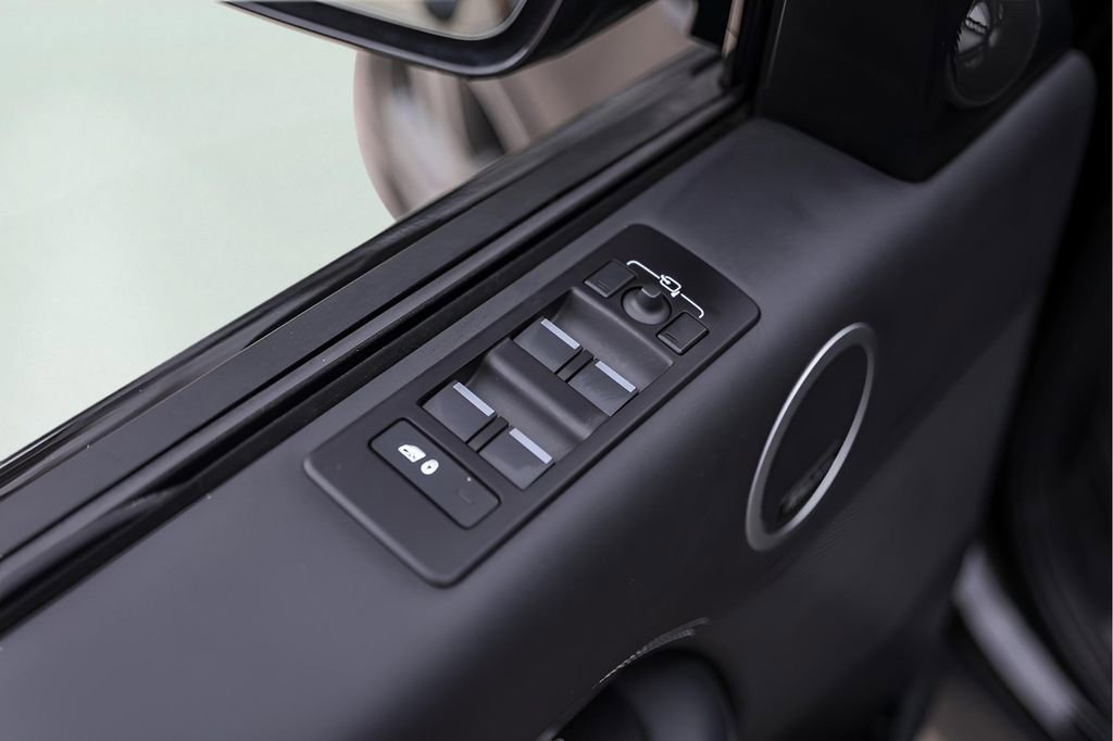 Used 2024 Land Rover Discovery Metropolitan Edition image 27