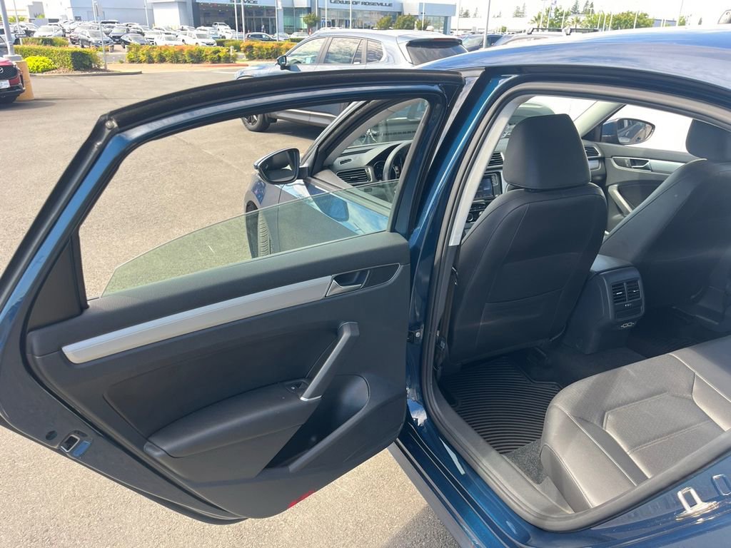 Used 2019 Volkswagen Passat 2.0T Wolfsburg w/ Wheels & Sunroof Package image 9