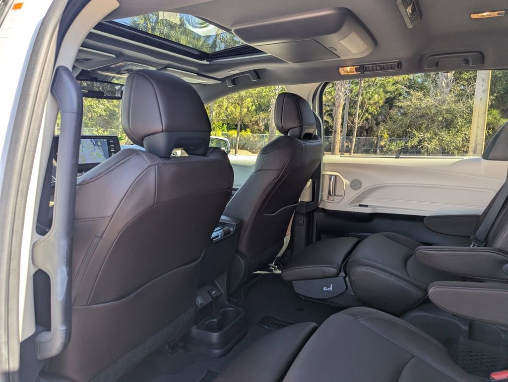 Certified 2024 Toyota Sienna Platinum image 25