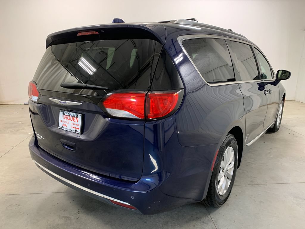 Used 2018 Chrysler Pacifica Touring-L FWD image 8
