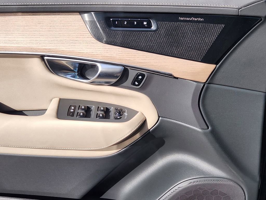 New 2026 Volvo XC90 B6 Plus w/ Protection Package Premier AWD/4WD image 4