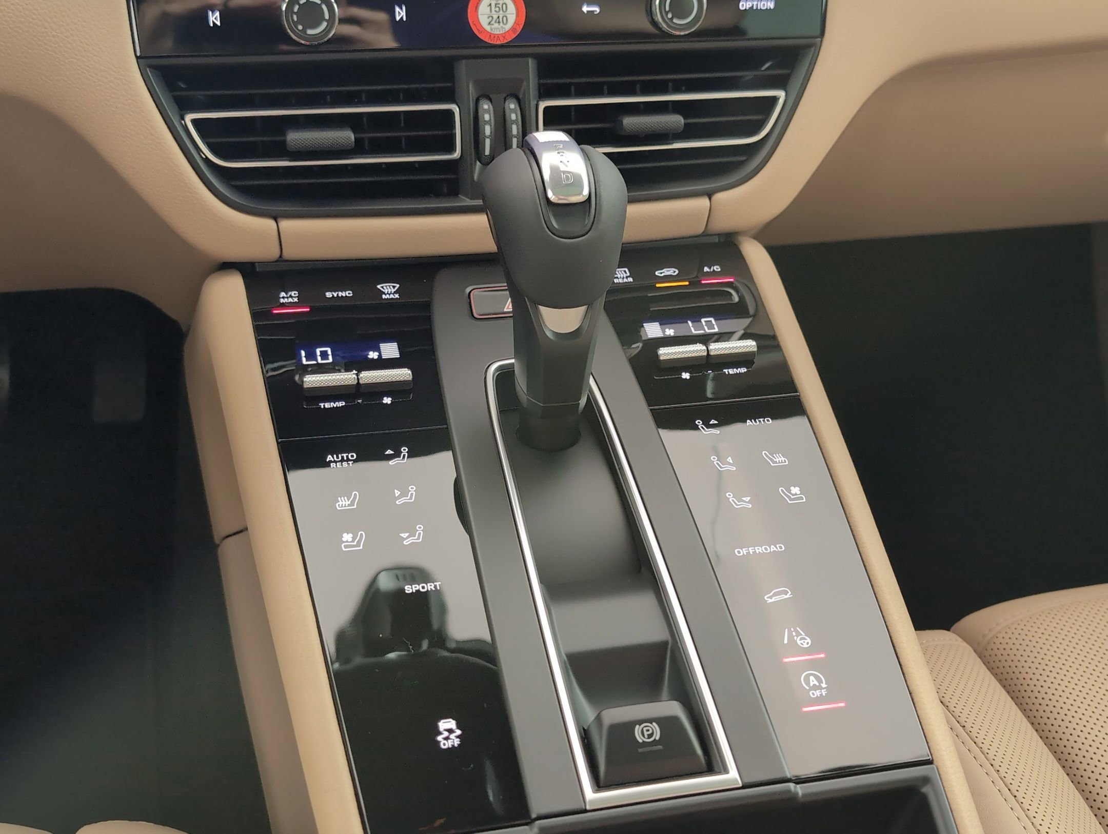 Certified 2025 Porsche Macan AWD/4WD image 26