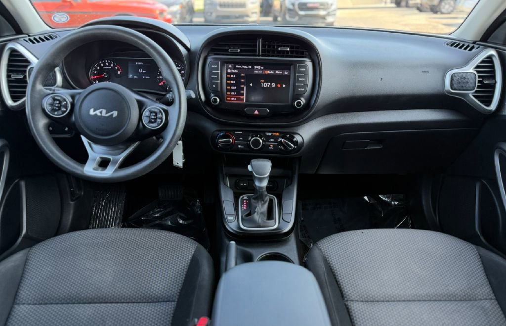 Used 2022 Kia Soul LX image 10