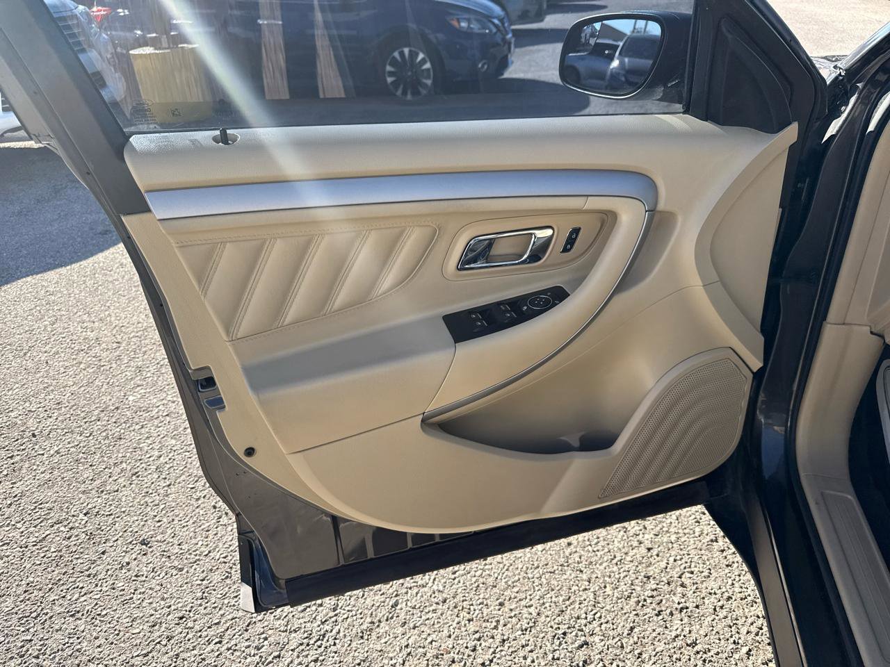 Used 2017 Ford Taurus SE FWD image 12