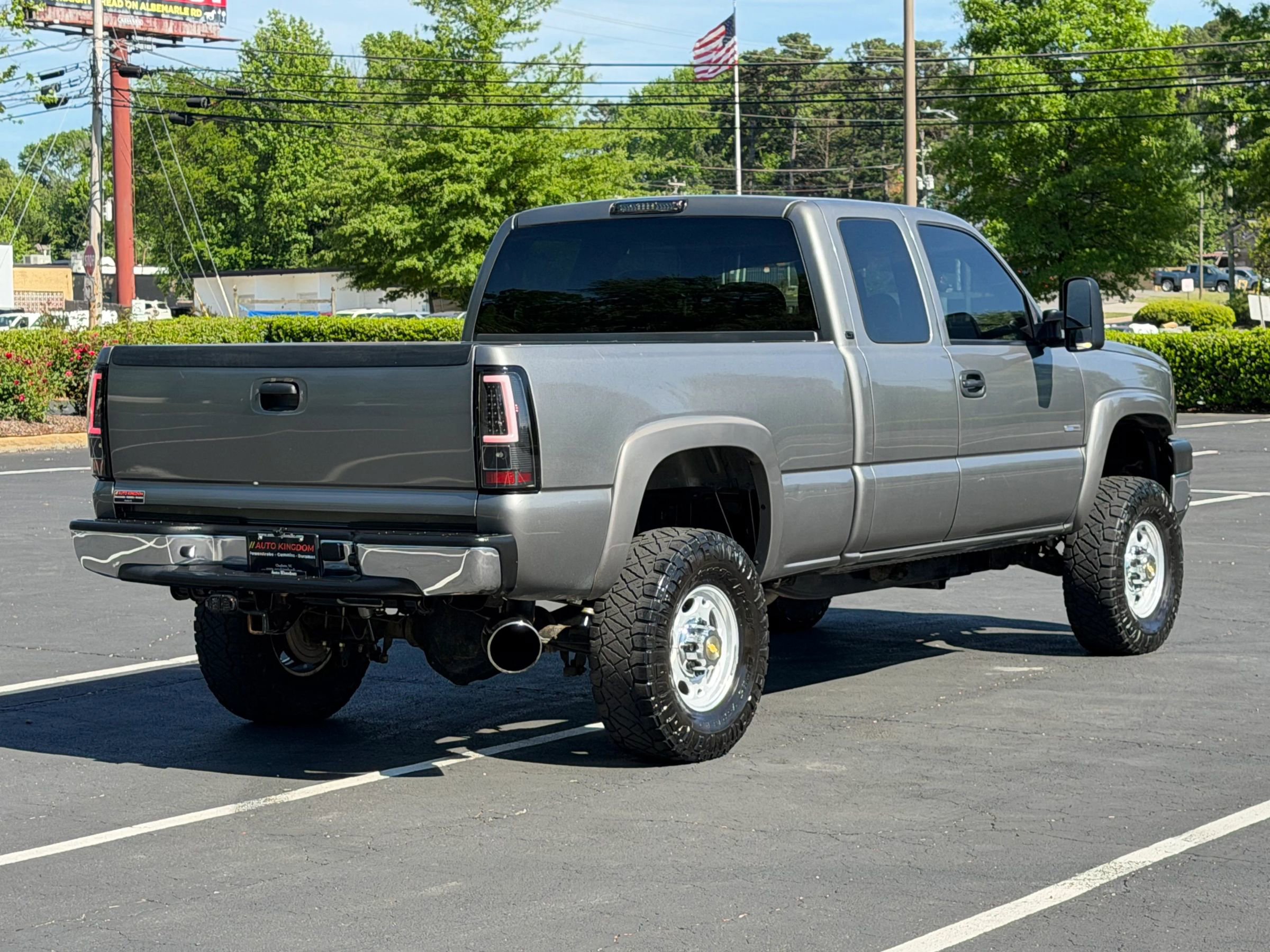 Used 2006 Chevrolet Silverado 2500 LT w/ Heavy-Duty Power Package image 6