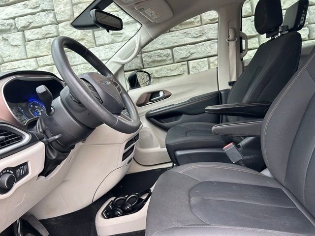 Certified 2017 Chrysler Pacifica Touring FWD image 8