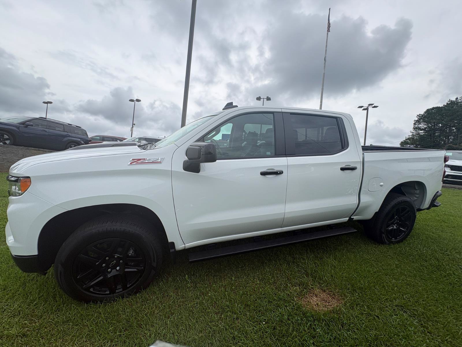 Used 2024 Chevrolet Silverado 1500 LT Trail Boss w/ Convenience Package II AWD/4WD image 4