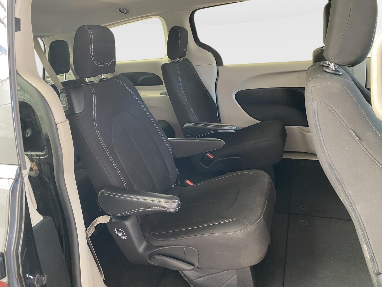 Used 2022 Chrysler Voyager LX FWD image 11