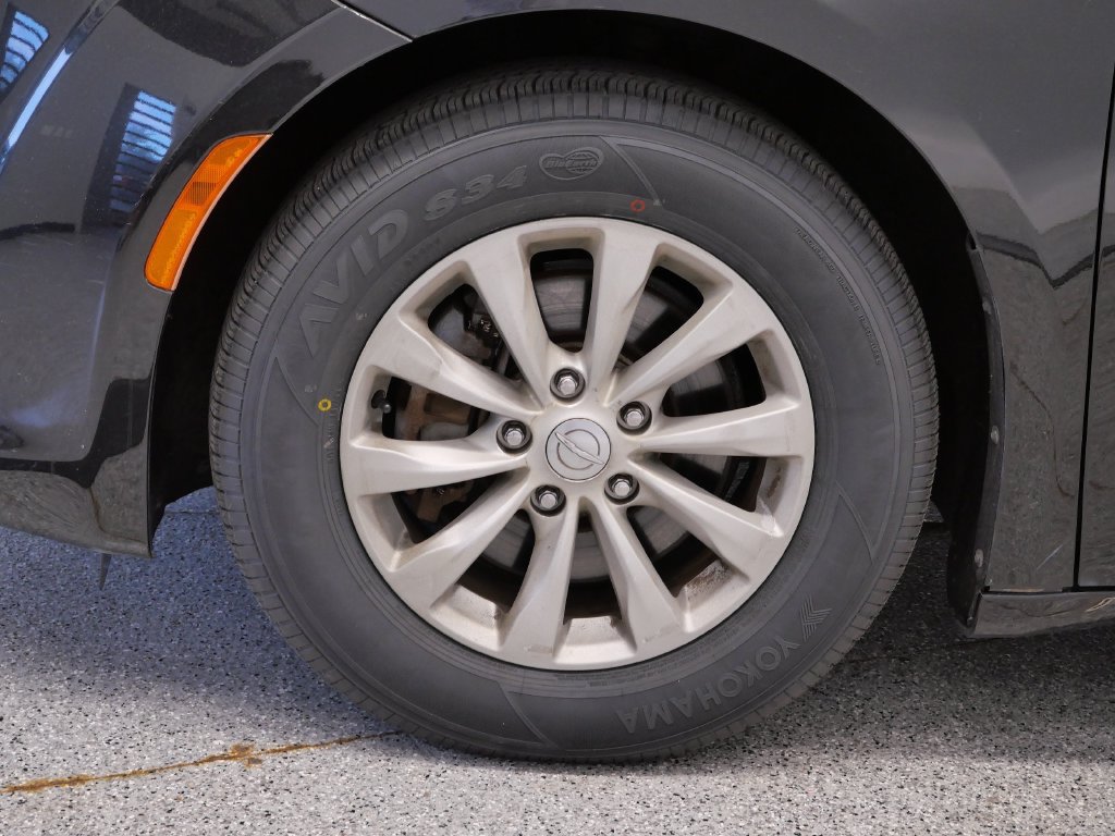 Certified 2017 Chrysler Pacifica Touring-L FWD image 12