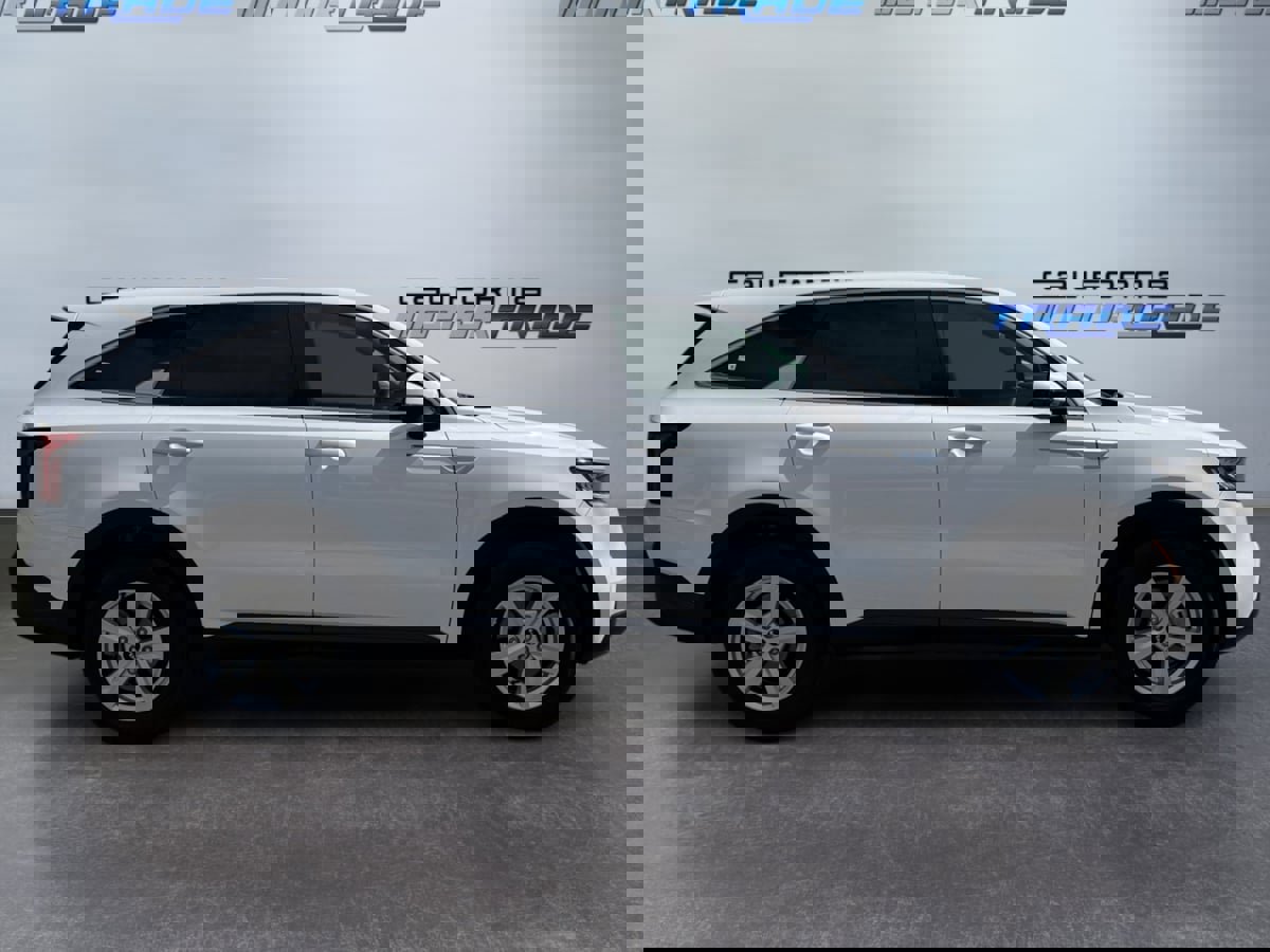 Used 2023 Kia Sorento LX image 4