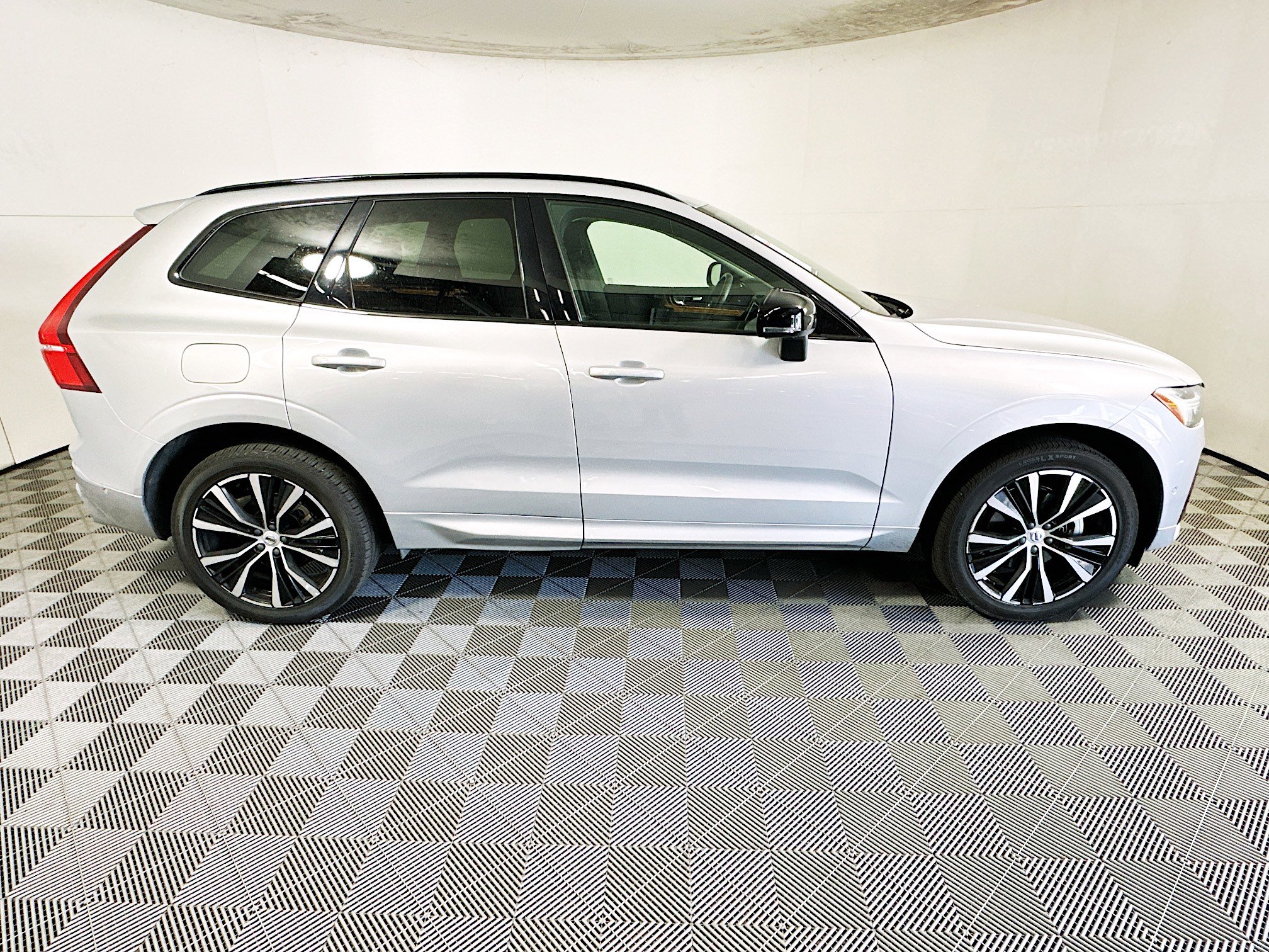 Used 2024 Volvo XC60 B5 Plus image 2