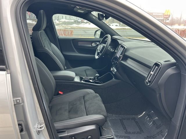 Certified 2025 Volvo XC40 B5 Plus image 15