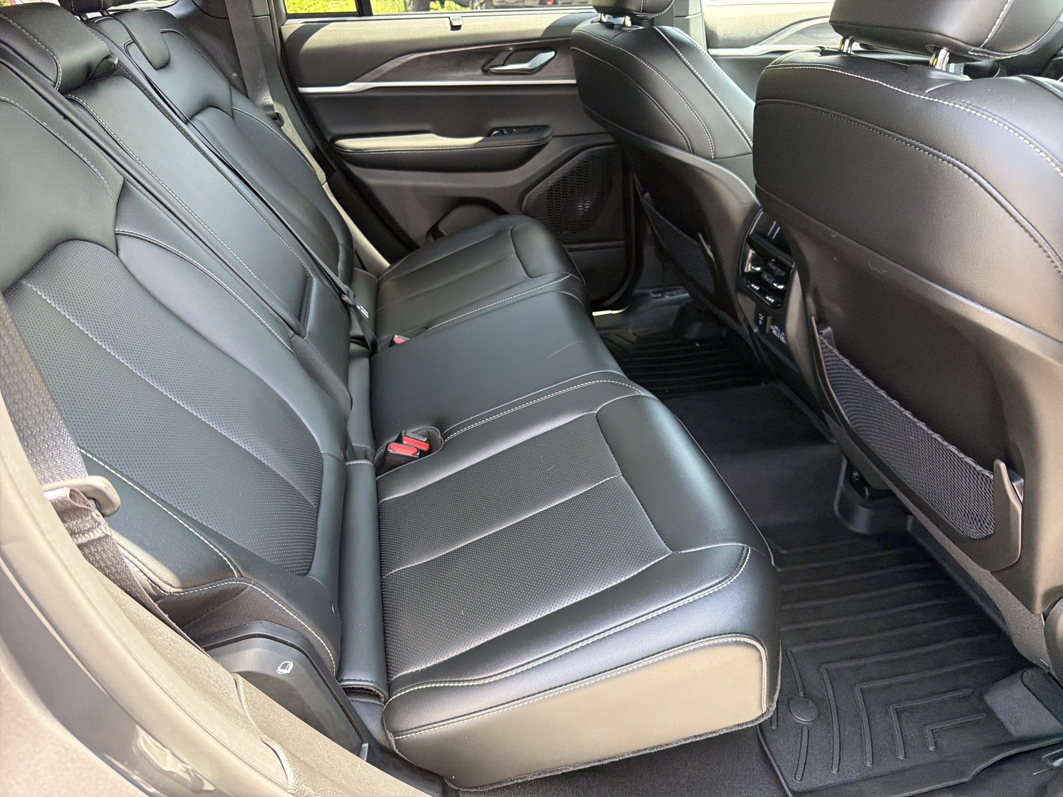 Used 2025 Jeep Grand Cherokee Limited w/ Luxury Tech Group II RWD image 16