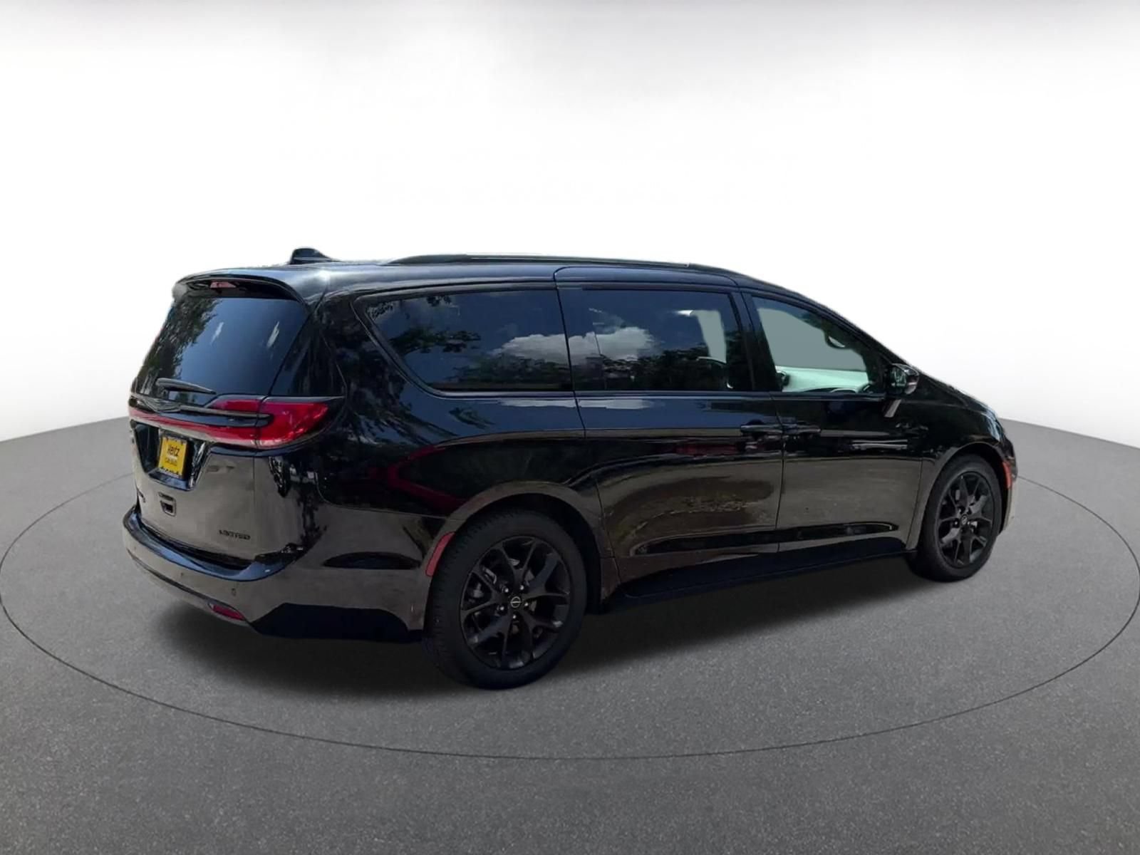 Used 2025 Chrysler Pacifica Limited FWD image 13