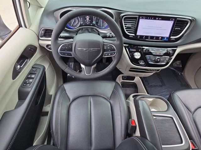 Used 2023 Chrysler Pacifica Touring-L FWD image 15