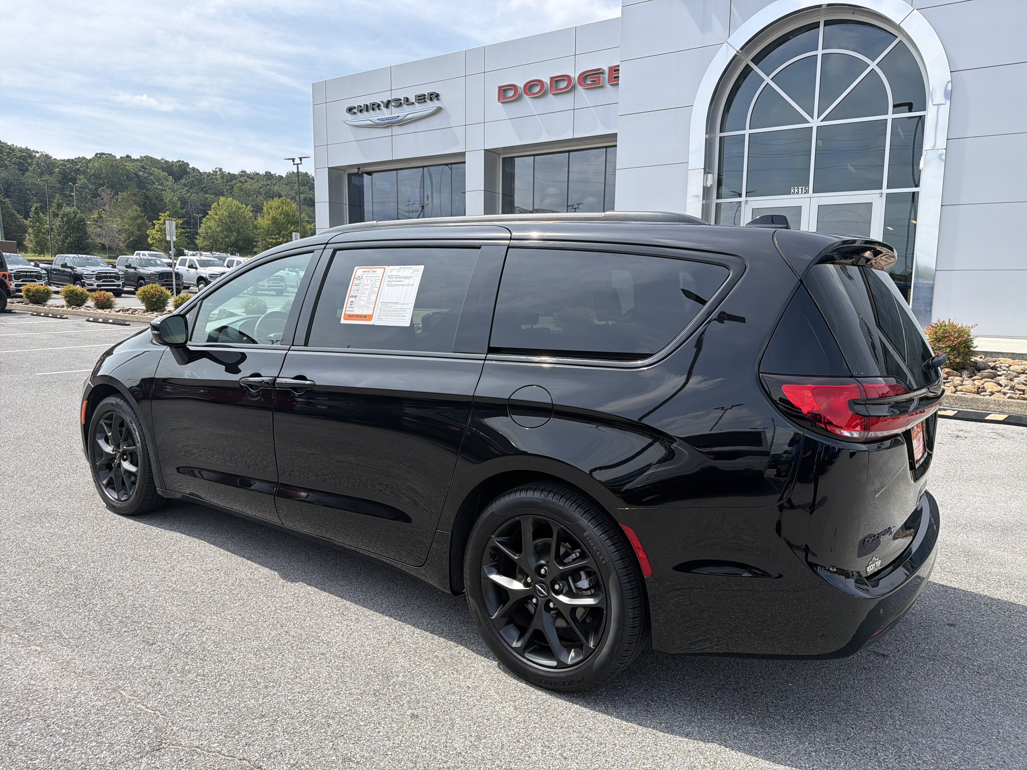 Used 2025 Chrysler Pacifica Limited FWD image 10